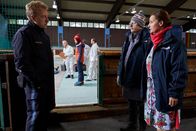 Die Rosenheim-Cops – Polizeihauptmeister Mohr (Max Müller, l.) befragt das Hausmeisterehepaar Nerlinger (Georg Veitl, 2.v.r., Eva Wittenzellner, r.) im Mordfall des Journalisten Jan-Oliver Pöhlmann, während Pathologin Mai (Sina Wilke, M.) mit den Kollegen der Spurensicherung (Komparsen) den Tatort untersucht.
