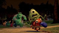 Die Monster Uni – James P. Sullivan (4.v.l.), Mike Wazowski (v. o.)