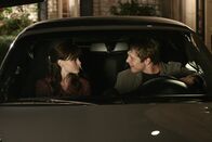 Gilmore Girls – Entsetzt über die wilde Knutscherei zwischen Rory (Alexis Bledel, l.) und Logan (Matt Czuchry, r.) schalten Emily und Richard Reverend Boteright ein, der Rory davon überzeugen soll, sich ihre Jungfräulichkeit zu bewahren. Doch der Rat kommt zu spät ...