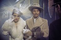 Mord im Orient-Express – Graf Andrenyi (Michael York) und seine Frau (Jacqueline Bisset) besteigen elegant gekleidet den „Orient-Express“.
