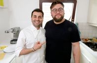 Kochs anders – Starkoch All Güngörmüs ist zu Gast in Maintal-Hochstadt. Im historischen Stadtkern wohnt Konditormeister Max-Toby Welke, der leidenschaftlich gern kocht.