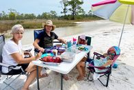 Auf und davon – Auf und davon Staffel 15 Folge 5 Familie Tscharner macht ein Picknick am Strand. 2024 Copyright: SRF