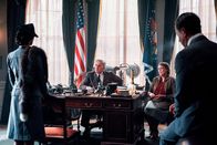 Atlantic Crossing – Franklin (Kyle MacLachlan) ist überrascht von Märthas (Sofia Helin, li.) Vorschlag (re.: Harriet Sansom Harris).