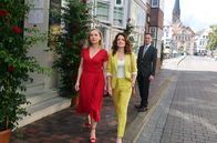 Rote Rosen – ARD ROTE ROSEN, Telenovela, 18. Staffel mit neuen Folgen ab (13.10.20), montags bis freitags um 14.10 Uhr im Ersten. Doppelt betrogen: Mona (Jana-Hora Goosmann, l.) und Tatjana (Judith Sehrbrock, M.) kämpfen sich ihren Glauben an die Liebe zurück, nachdem auffliegt, dass sie seit Jahren von demselben Mann betrogen wurden - Andreas (Herbert Schäfer, im HG). Szene aus dem Vorspann zur 18. Staffel Rote Rosen.