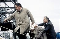 Kopf oder Zahl – Inspektor Louis Baroni (Philippe Noiret, li.) stellt fest, dass ihn einiges mit dem tatverdächtigen Witwer Édouard Morlaix (Michel Serrault, re.) verbindet.