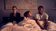 neoriginal: Vierwändeplus – Caro (Birte Hanusrichterm l.) und Martin (Alexander Prince Osei, r.) ahnen langsam, dass das Versprechen, das sie Tochter Emma (Mary Amber Oseremen Tölle, M.) gegeben haben, so seine Tücken hat.