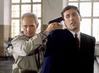 Tatort – WDR Fernsehen TATORT, "Herz As", Von Horst Vocks, Deutschland 1995, Regie Ulrich Stark Uhr. Dem Untersuchungshäftling Hugo Brandstätt (Arthur Brauss, links) ist eine Pistole zugespielt worden. Er nimmt den Staatsanwalt Dombrowski (Oliver Lenz) als Geisel.