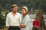 Pferde Stehlen – Der junge Trond (Jon Ranes, re.) macht sich lange keine Gedanken über die besondere Vertrautheit zwischen seinem Vater (Tobias Santelmann, li.) und der Mutter von Jon und Lars (Danica Curcic, Mi.).