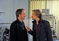 Rote Rosen – ARD ROTE ROSEN FOLGE 953 Uhr im ERSTEN. Die Anspannung zwischen Tim (Nicolas König, l.) und Steffen (Christoph Kottenkamp, r.) entlädt sich in einem Streit.