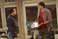 Two and a Half Men – Bereiten sich auf ein Gespräch mit der Sozialarbeiterin vor: Alan (Jon Cryer, r.) und Walden (Ashton Kutcher, l.) ...