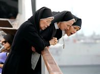Um Himmels Willen – Schwester Hanna (Janina Hartwig, hinten), Schwester Felicitas (Karin Gregorek, vorne) und Schwester Agnes (Emanuela von Frankenberg, Mitte) können nicht glauben, dass Bürgermeister Wöller tatsächlich von Bord verwiesen wurde.