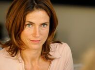 Die Anwälte – Marita Blum (Julia Bremermann) hat Sorgen, ihr Mann Karl ist fremd gegangen.