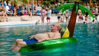 Krauses Glück – Krause (Horst Krause) lässt es sich bei einem Ausflug ins Schwimmbad unter Palmen gut gehen.