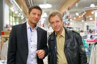 Die Rosenheim-Cops – Kommissar Hansen (Igor Jeftic, l.) und Polizist Mohr (Max Müller, r.) ermitteln.