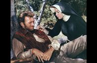 Ein Fressen für die Geier – Ausgelöst durch ein Missverständnis mit mexikanischen Indigenen wird Hogan (Clint Eastwood) von einem Bogenschuss in die Brust getroffen. Fürsorglich kümmert sich die Nonne Sara (Shirley MacLaine) um den Verwundeten.