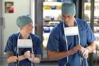 Emily Owens – Die Lebertransplantation ist gut verlaufen und Emily (Mamie Gummer, l.) und Will (Justin Hartley, r.) sind mit ihrer Arbeit sehr zufrieden ...