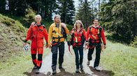 Die Bergretter – Die Bergretter Markus (Sebastian Ströbel, 2.v.l.), Katharina (Luise Bähr), Tobi (Markus Brandl, r.) und Michi (Robert Lohr, l.).