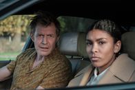 Two Weeks to Live – Brooks (Jason Flemyng, l.); Thompson (Thalissa Teixeira , r.)