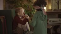 Saïd und Anna – Anna und Saïd merken, dass man besser hört und fühlt, wenn man nichts sieht.