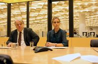 A Most Wanted Man – Die Agenten Irna Frey (Nina Hoss) und Günther Bachmann (Philip Seymour Hoffman) müssen ihre Vorgehensweise verteidigen.