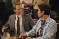 How I Met Your Mother – Es liegt nun an Stella Ted (Josh Radnor, r.) eine Antwort auf seinen Heiratsantrag zu geben und Barney (Neil Patrick Harris, l.) wird sich seiner Gefühle in Bezug auf Robin bewusst ...