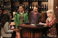The Big Bang Theory – Raj (Kunal Nayyar, 2.v.l.) und Stuart (Kevin Sussman, 2.v.r.) kämpfen um das Herz von Bernadettes (Melissa Rauch, r.) neuer Kollegin Ruchi (Swati Kapila, l.), doch beide stellen sich nicht besonders gut dabei an ...