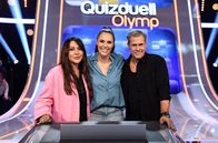 Quizduell-Olymp – Quizmasterin Esther Sedlaczek (M.) mit den Kandidat:innen des Teams "Hauptrolle": Simone Thomalla (l.), Schauspielerin und Sven Martinek (r.) Schauspieler.