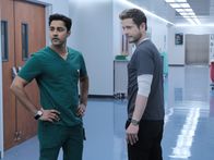 Atlanta Medical – Dr. Devon Pravesh (Manish Dayal, l.); Dr. Conrad Hawkins (Matt Czuchry, r.)