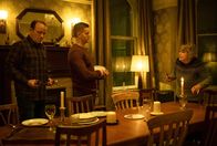 Years and Years – Stephen Lyons (Rory Kinnear, l.), Daniel Lyons (Russell Tovey, M.) und Muriel Deacon (Anne Reid, r.) ahnen noch nicht, welche Auswirkungen die politische Lage auf ihr Leben haben wird.
