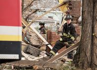 Chicago Fire – Chicago Fire Pfad der Zerstörung - The Path of Destruction Staffel 4, Episode 11 Suchen inmitten der Verwüstung nach Verwundeten : Jesse Spencer als Matthew Casey, David Eigenberg als Christopher Hermann