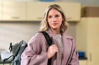 Die Fallers - Die SWR Schwarzwaldserie – Celine (Ana-Carolina Kleine) hat sich die Suche nach einer Assistenzarzt-Stelle einfacher vorgestellt.