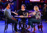 Call Me Kat – (v.l.n.r.) Max (Cheyenne Jackson); Kat (Mayim Bialik); Nicole (Laura Bell Bundy)