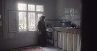 Die Virus-Jäger – Shareen Ibrahim stands in her home in Turkey, where she settled after fleeing from the Syrian war. (National Geographic/Daniel Hollis)