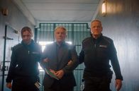 Der Fall Marianne Voss – Karsten Voss (Jörg Schüttauf, Mi.) auf dem Weg zum ersten Prozesstag: Er wird angeklagt, seine Ehefrau Marianne ermordet zu haben.