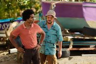 Deadly Tropics – Aurélien (Julien Béramis, l.) und Valentin (Philippe Dorian, r.) haben ihre beiden Kolleginnen aus dem Blickfeld verloren, die sie eigentlich hätten schützen sollen.