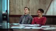 Professor T – Dan Winters (Barney White) und Lisa Donckers (Emma Naomi) vermuten, dass Larry Buckland zu Unrecht verurteilt wurde.