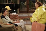 Two and a Half Men – Charlie (Charlie Sheen, l.) holt sich Rat bei Berta (Conchata Ferrell, r.) ...