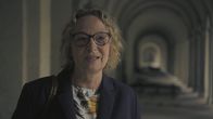 Mythos - Die größten Rätsel der Geschichte – Verbindung zum Jenseits: Karin Huber aus Frankfurt am Main ist Medium und kann laut eigener Aussage mit Verstorbenen Kontakt aufnehmen.