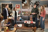 Outmatched - Allein unter Genies – (v.l.n.r.) Brian (Connor Kalopsis); Nicole (Ashley Boettcher); Mike (Jason Biggs); Kay (Maggie Lawson)
