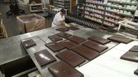 Moderne Wunder – Diese 4,5 Kilogramm schweren Schokostücke werden an Produzenten von Süßigkeiten weitergeliefert.