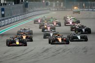 Formel 1: Großer Preis von Italien – Max Verstappen aus den Niederlanden mit dem (1) Oracle Red Bull Racing RB21 führt vor Lando Norris aus Großbritannien mit dem (4) McLaren MCL39 Mercedes. Andrea Kimi Antonelli aus Italien mit dem (12) Mercedes AMG Petronas F1 Team W16. Oscar Piastri aus Australien mit dem (81) McLaren MCL39 Mercedes. George Russell aus Großbritannien mit dem (63) Mercedes AMG Petronas F1 Team W16 und dem Rest des Feldes am Start während des F1 Grand Prix von Miami im Miami International Autodrome am 04. Mai 2025 in Miami, Florida.