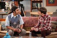 The Big Bang Theory – Während Leonard sein Schnarch-Problem in den Griff bekommen möchte, findet Raj (Kunal Nayyar, l.) heraus, dass sich seine Eltern getrennt haben - was Howard (Simon Helberg, r.) und Bernadette in einen Streit über ihre eigene Beziehung stürzt ...