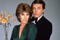 Hart aber herzlich – Jennifer Hart (Stefanie Powers, l.); Jonathan Hart (Robert Wagner, r.)