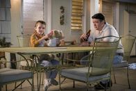 Young Sheldon – Missy Cooper (Raegan Revord, l.); George Cooper sen. (Lance Barber, r.)