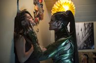 Power Rangers – Trini (Becky G, l.); Rita Repulsa (Elizabeth Banks, r.)