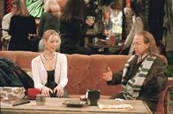 Friends – Phoebe Buffay (Lisa Kudrow, l.); Frank Buffay Sr. (Bob Balaban, r.)