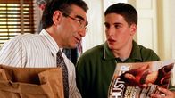American Pie – Jim (Jason Biggs, r.), wird von seinem Vater (Eugene Levy, l.) in ein unangenehmes Gespräch über Sexualkunde verwickelt.
