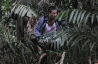 Hawaii Five-0 – Während das Team den Vater eines High-School-Footballstars sucht, um einen Mord zu verhindern, geraten Steve (Alex O'Loughlin, r.) und Lynn (Sarah Carter, l.) bei ihrem ersten Date in große Gefahr ...