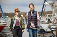 Die Heiland - Wir sind Anwalt – Karla Fähsicke (Lola Klamroth, l.) erklärt Tilly Vogel (Sina Reiß, r.), dass ihre Steganlage völlig intakt war.