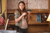 The Middle – Beim Ausmisten stolpert Sue (Eden Sher) über ihre alten Lockenwickler, von denen sie sich einfach nicht trennen kann ...